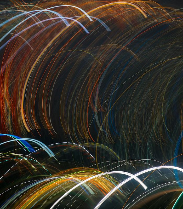 Abstract glowing lines representing energy and stable physical rhythm